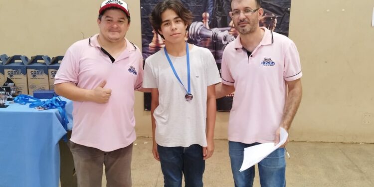 Xadrez Araxaense conquista 2 medalhas em Patos