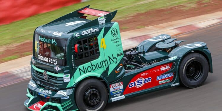 Primeiro caminhão de corrida híbrido elétrico do mundo disputa a última etapa da temporada Copa Truck 2023 com chance de vencer
