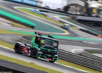 Primeiro caminhão de competição híbrido do mundo com tecnologia de Nióbio é o campeão da temporada 2023 da Copa Truck