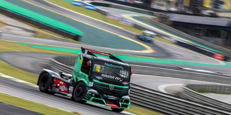 Primeiro caminhão de competição híbrido do mundo com tecnologia de Nióbio é o campeão da temporada 2023 da Copa Truck