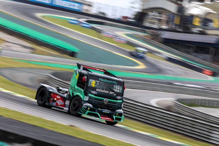 Primeiro caminhão de competição híbrido do mundo com tecnologia de Nióbio é o campeão da temporada 2023 da Copa Truck