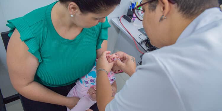 Secretaria Municipal de Saúde alerta sobre importância da vacinação para público menor de 5 anos; confira locais e horários