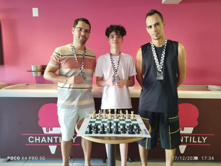 Augusto Henrique Silva é campeão da 11ª Copa Araxá de Xadrez