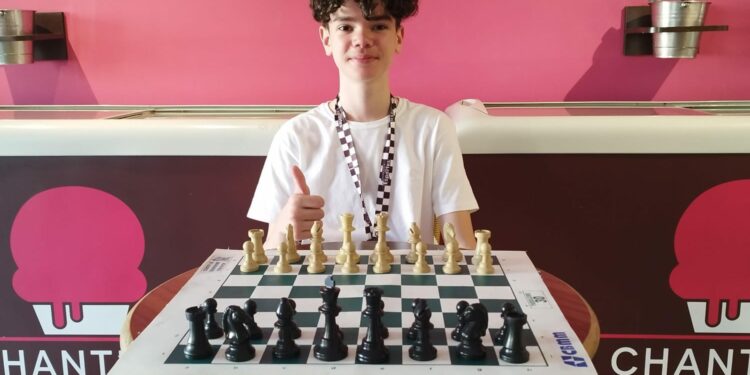 Augusto Henrique Silva é campeão da 11ª Copa Araxá de Xadrez