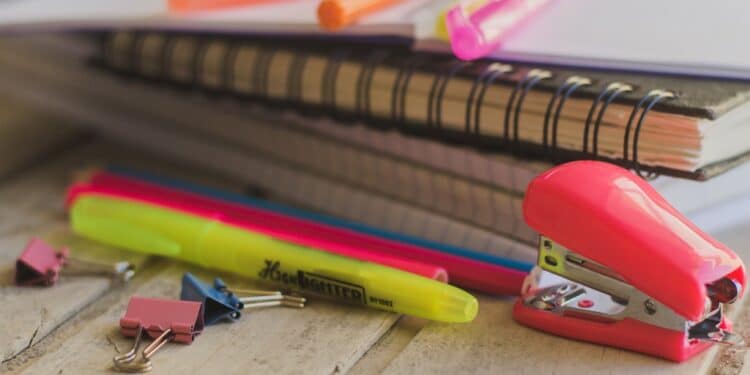 Procon Araxá realiza pesquisa de preços para lista de compra de material escolar 2024