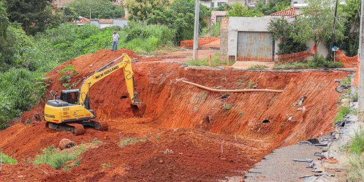 Recuperação da área afetada por erosão no bairro Pão de Açúcar 3