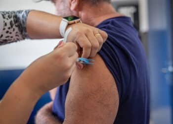 Aplicação da segunda dose da vacina bivalente contempla público maior de 60 anos nesta quarta (3) em Araxá; confira locais e horários