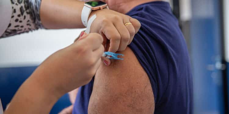 Aplicação da segunda dose da vacina bivalente contempla público maior de 60 anos nesta quarta (3) em Araxá; confira locais e horários