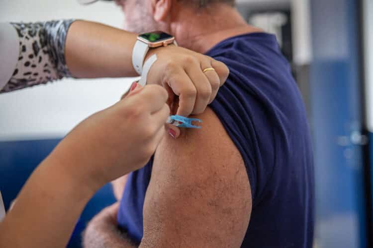 Aplicação da segunda dose da vacina bivalente contempla público maior de 60 anos nesta quarta (3) em Araxá; confira locais e horários