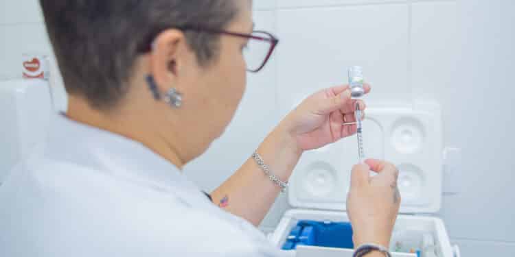 Aplicação da segunda dose da vacina bivalente contempla público maior de 60 anos nesta quinta (4) em Araxá; confira locais e horários