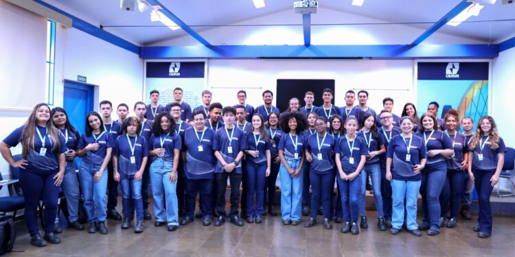CBMM recebe estudantes do Programa Jovem Aprendiz para seis meses de imersão prática na planta industrial