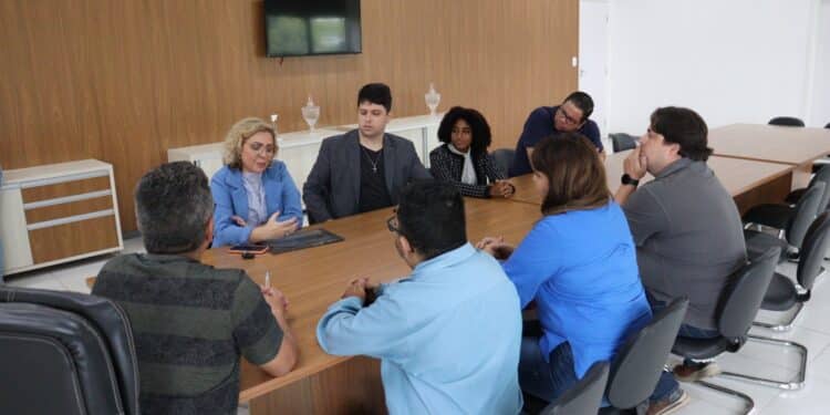 Prefeitura de Araxá recebe estudantes para tratar sobre o passe livre estudantil