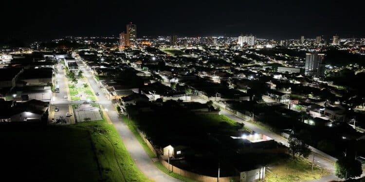 Araxá está na fase de conclusão da implantação da iluminação de LED em toda a cidade