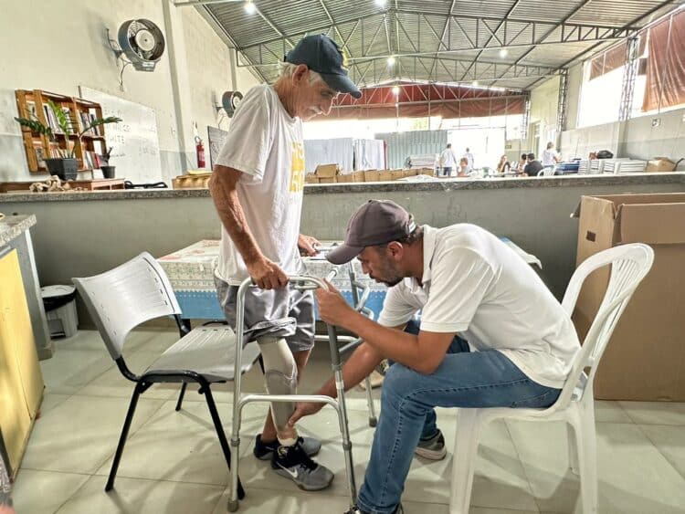 Pacientes recebem equipamentos sob medida por meio da Oficina Ortopédica Itinerante, em parceria com Apae e Prefeitura de Araxá