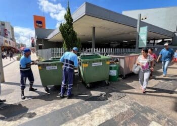 Calçadão recebe contêineres para otimização da coleta de lixo