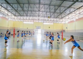 Apoiado pela Prefeitura de Araxá, projeto Meninas de Ouro abre vagas para turmas de vôlei