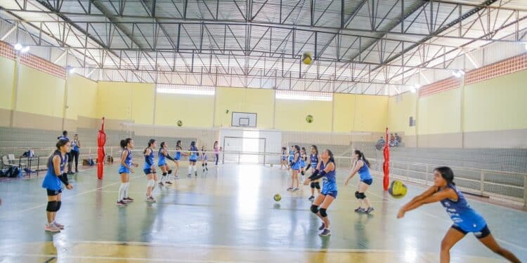 Apoiado pela Prefeitura de Araxá, projeto Meninas de Ouro abre vagas para turmas de vôlei