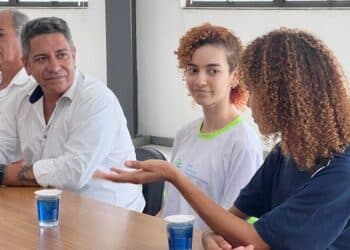 Alunos do Núcleo de Empreendedorismo Juvenil relatam experiências durante encontro na Prefeitura de Araxá