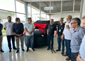 Prefeitura de Araxá entrega de veículo para a Ampara