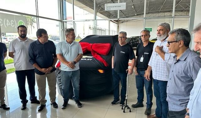 Prefeitura de Araxá entrega de veículo para a Ampara