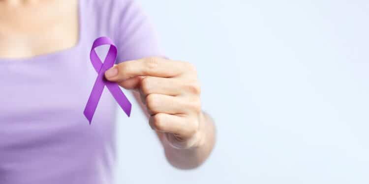 Mais de 17 mil novos casos de câncer de colo de útero devem ser registrados este ano, segundo INCA