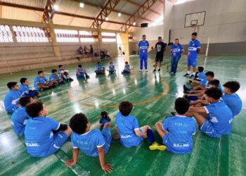 Alunos do projeto Lobinho Transformando Vidas recebem palestra sobre valores no esporte e vida em sociedade