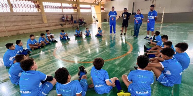 Alunos do projeto Lobinho Transformando Vidas recebem palestra sobre valores no esporte e vida em sociedade