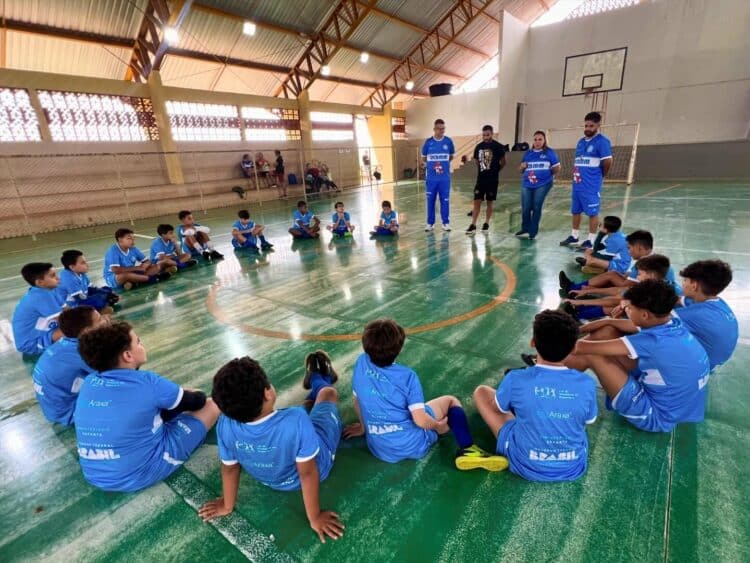 Alunos do projeto Lobinho Transformando Vidas recebem palestra sobre valores no esporte e vida em sociedade