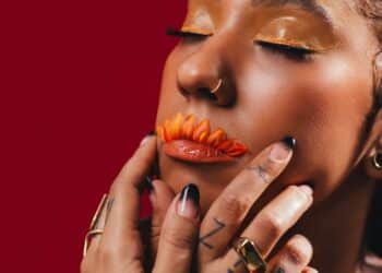 Com “Querem nos calar”, Mel Duarte celebra vozes de escritoras em novo single