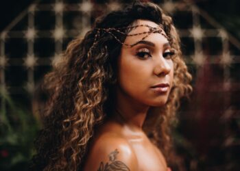 Mel Duarte celebra cinco anos do álbum “Mormaço – entre outras formas de calor” com apresentações gratuitas em São Paulo