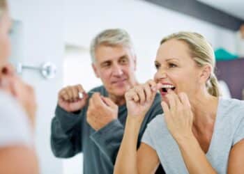 Aliado da saúde bucal, uso do fio dental traz benefícios de diversas ordens