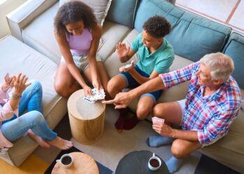 Psicólogo destaca a importância de brincar na vida adulta para a saúde mental e desenvolvimento pessoal