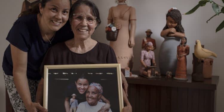 Exposição no Rio de Janeiro homenageia legado de Dona Izabel, icônica bonequeira do Jequitinhonha
