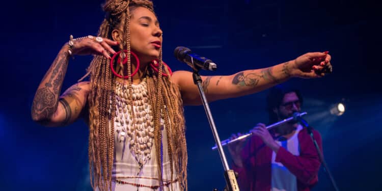 Casa das Rosas recebe show de spoken e roda de conversa de Mel Duarte