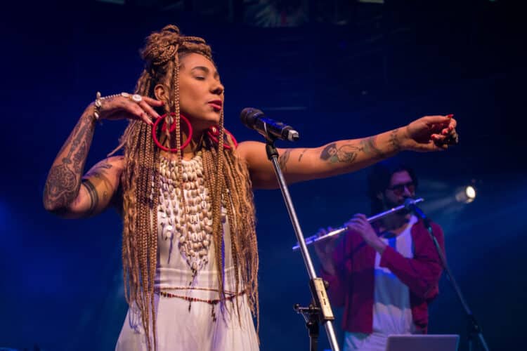 Casa das Rosas recebe show de spoken e roda de conversa de Mel Duarte