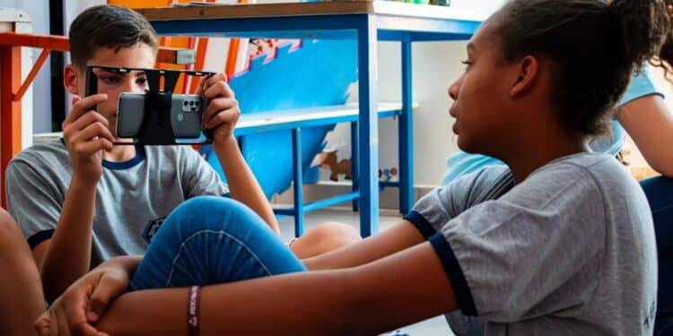 Crianças e adolescentes aprendem cinema de graça em Uberlândia-MG