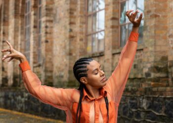 Cristina Santos estreia com espetáculo “Real” sobre urbanização e necropolítica no Sesc Guarulhos