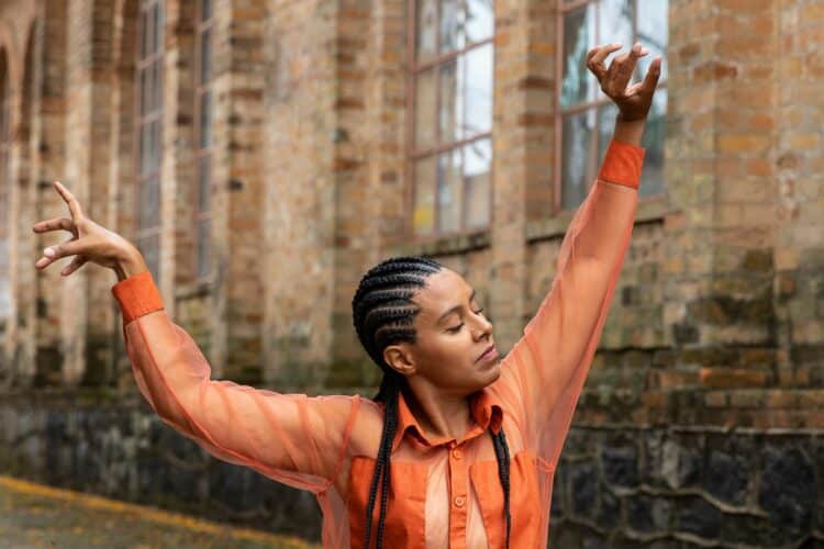 Cristina Santos estreia com espetáculo “Real” sobre urbanização e necropolítica no Sesc Guarulhos