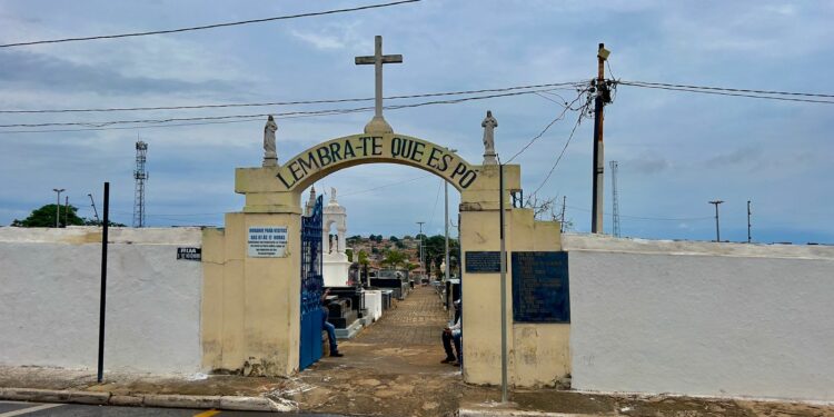 Prefeitura de Araxá intensifica manutenção dos cemitérios para o Dia de Finados