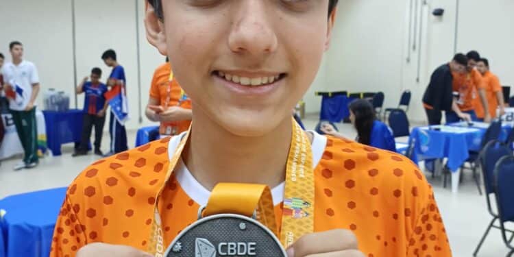Araxaense Edgard é vice-campeão dos Jogos Escolares Brasileiro de Xadrez 2024