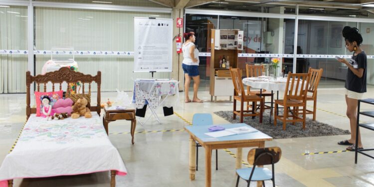 Lar doce Lar: Instalação artística denuncia violência doméstica com realismo impactante