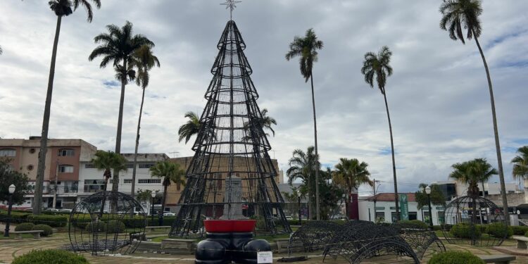 Decoração de Natal promete atrair turistas e movimentar comércio local