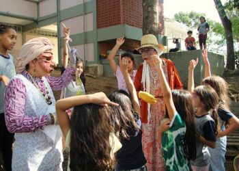 Mais de duas mil crianças recebem visitas de “idosas carismáticas”e aprendem sobre conflitos geracionais nas escolas públicas