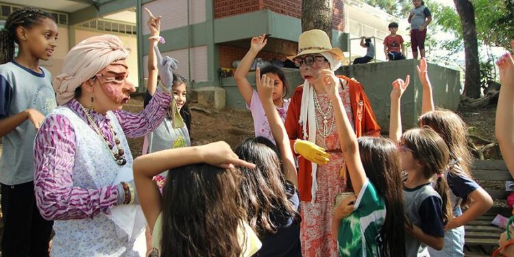 Mais de duas mil crianças recebem visitas de “idosas carismáticas”e aprendem sobre conflitos geracionais nas escolas públicas