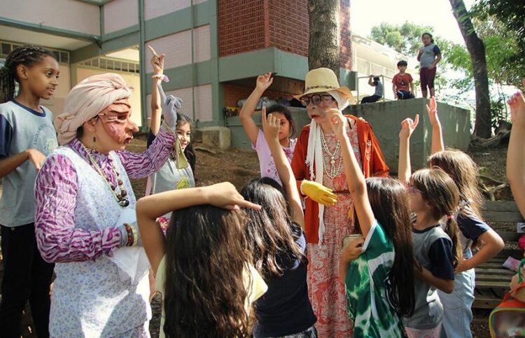 Mais de duas mil crianças recebem visitas de “idosas carismáticas”e aprendem sobre conflitos geracionais nas escolas públicas