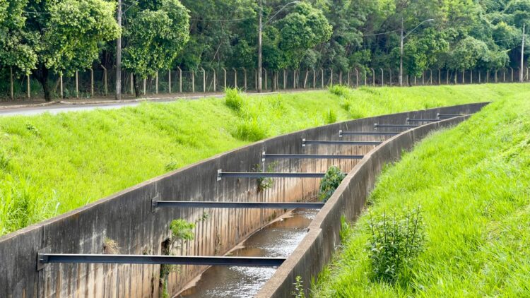 Prefeitura realiza obras de reforço estrutural no canal da Avenida Dâmaso Drumond