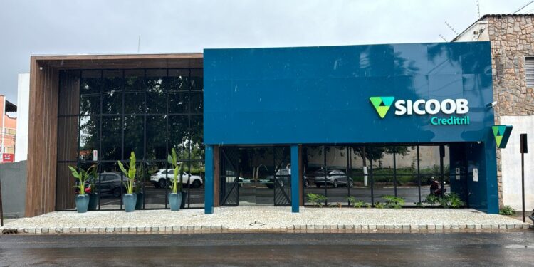 Sicoob Creditril homenageia sócio-fundador em Tupaciguara-MG