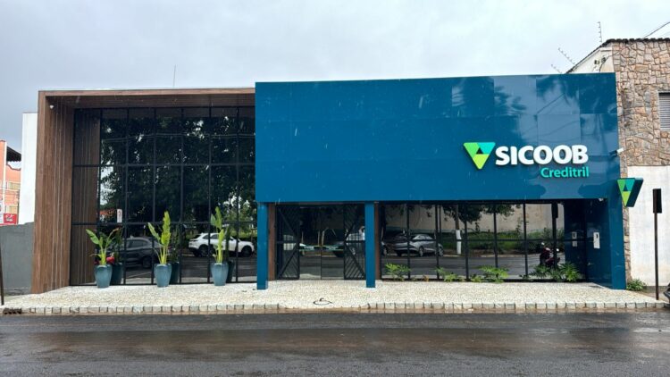 Sicoob Creditril homenageia sócio-fundador em Tupaciguara-MG