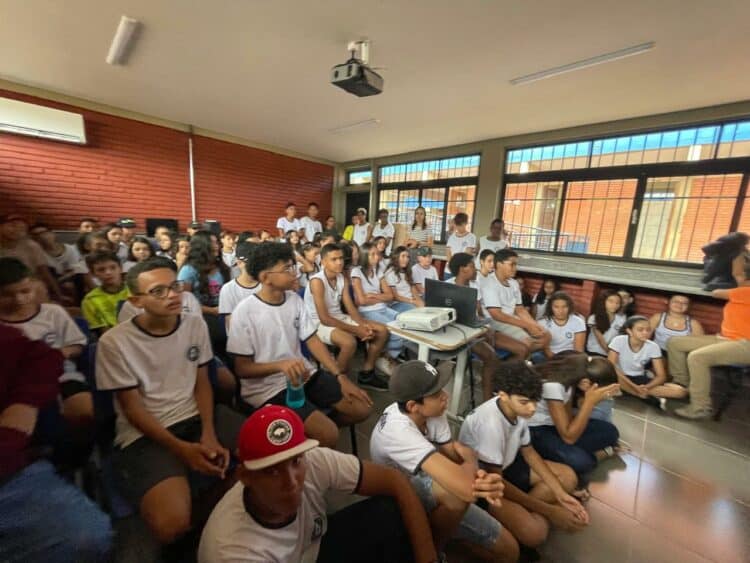 Sicoob Creditril realiza palestra sobre educação financeira em escola de Monte Alegre de Minas-MG