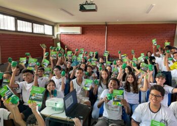 Sicoob Creditril realiza palestra sobre educação financeira em escola de Monte Alegre de Minas-MG